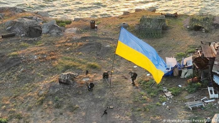 Ukraine cắm cờ trên Đảo Rắn