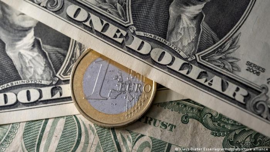 Đồng euro ngang giá đồng USD tác động ra sao tới Mỹ và châu Âu? 