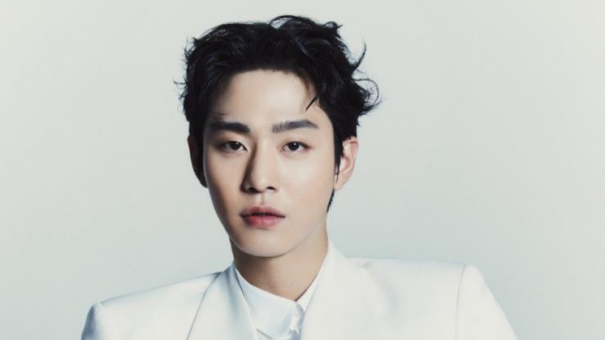 Ahn Hyo Seop bảnh bao với vest trắng, chia sẻ ấn tượng về Kim Sejeong
