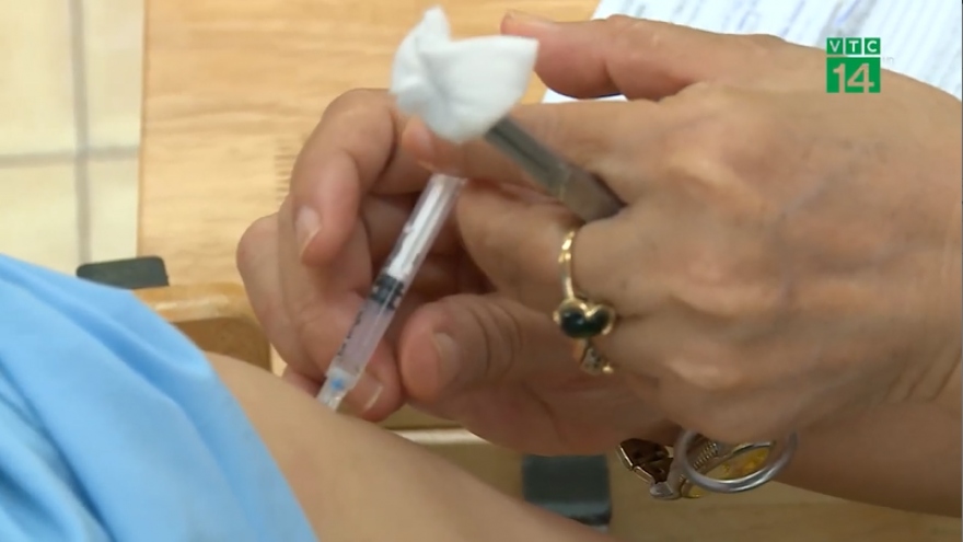 Sợ biến chủng mới, người dân xếp hàng tiêm vaccine mũi nhắc lại