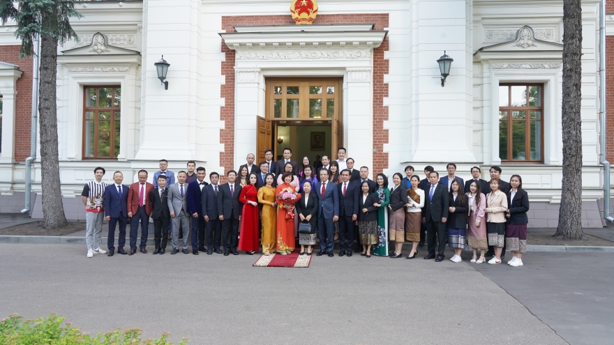 Vun đắp quan hệ đặc biệt Việt - Lào tại Nga