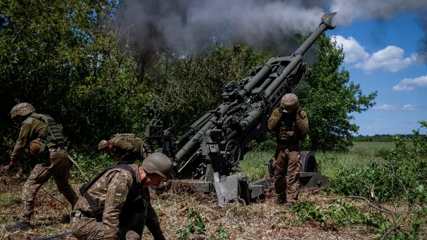 NATO đổ vũ khí vào Ukraine, đối mặt cảnh báo mạnh mẽ từ phía Nga