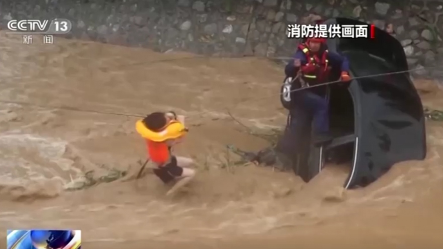 Thót tim tài xế đu dây vượt qua dòng lũ chảy cuồn cuộn ở miền Nam Trung Quốc