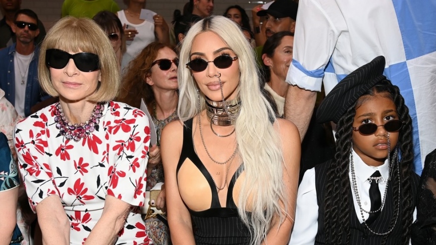 Kim Kardashian và con gái đeo khuyên mũi lạ mắt dự show thời trang