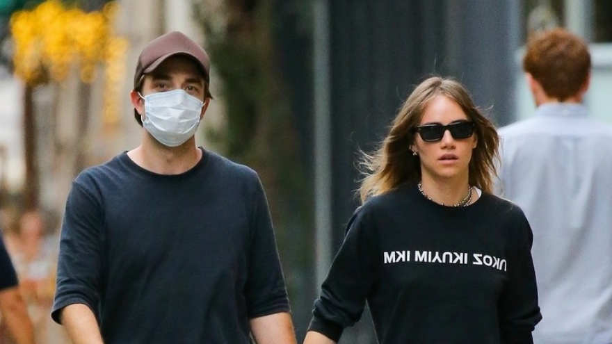 Robert Pattinson giảm cân rõ rệt khi đi mua sắm cùng bạn gái xinh đẹp