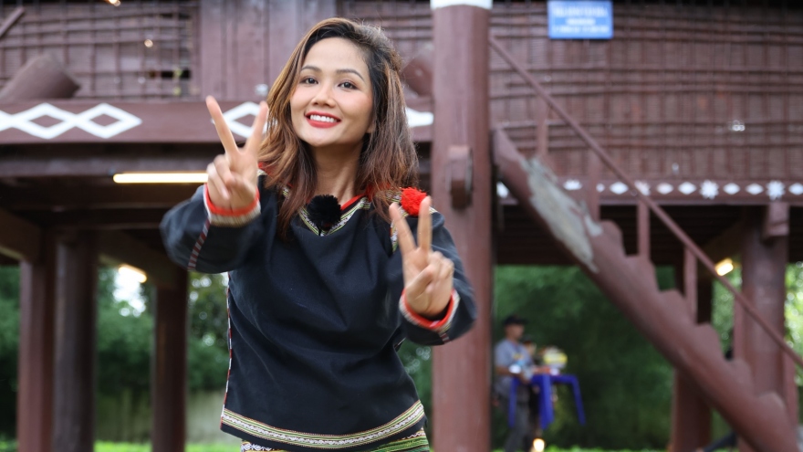 Hoa hậu H'Hen Niê diện trang phục dân tộc Ê Đê tiếp đón dàn cast "2 ngày 1 đêm"