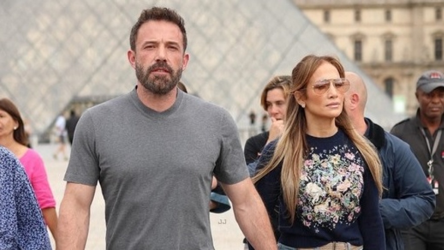 Jennifer Lopez và chồng trẻ nắm tay tình cảm đi thăm bảo tàng Louvre ở Pháp