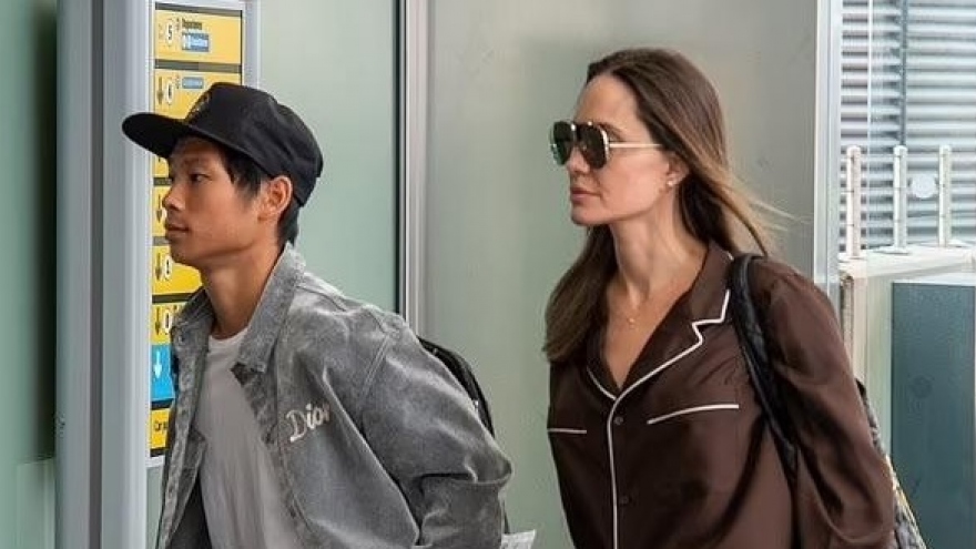 Angelina Jolie mặc pyjama đi du lịch cùng con trai Pax Thiên