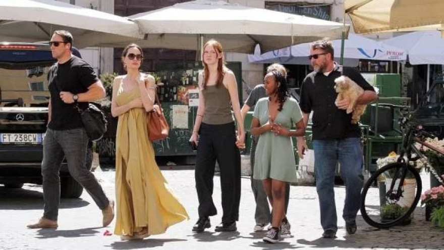 Angelina Jolie xinh đẹp đi mua sắm cùng hai con gái ở Rome