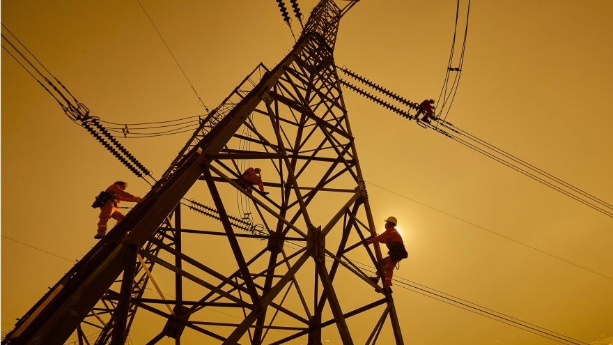 Công nhân ngành điện “treo mình” trên cột giữa nắng nóng 40 độ ở miền Bắc