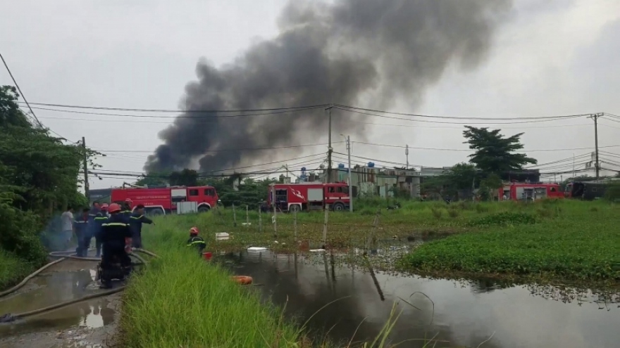 Cảnh sát hút nước ao dập tắt vụ hỏa hoạn ở xưởng nhựa tại TP.HCM