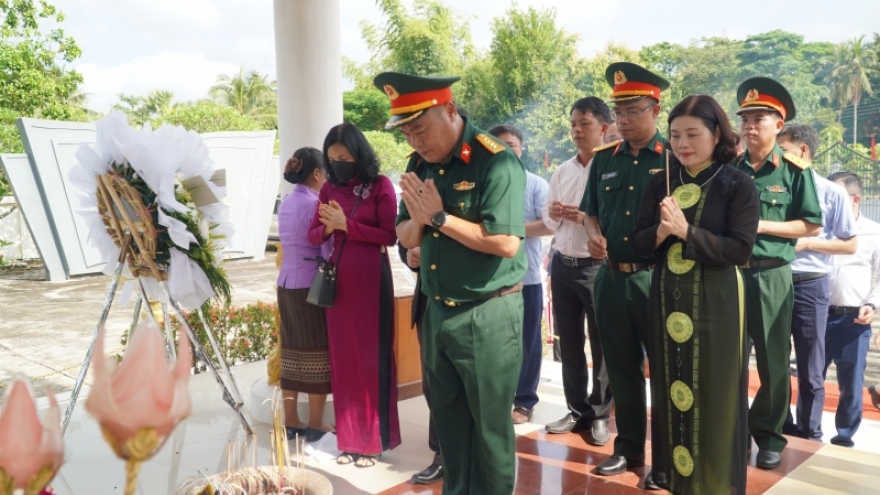 Dâng hương tưởng niệm các anh hùng liệt sĩ Liên quân chiến đấu Lào – Việt