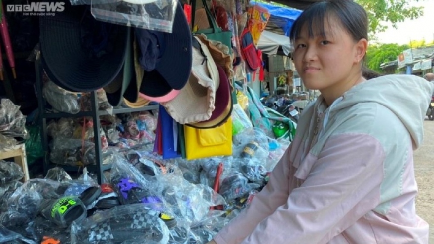 Quanh năm tất bật phụ mẹ bán dép ở chợ, nữ sinh xứ Quảng 'gặt' điểm 10 môn Văn