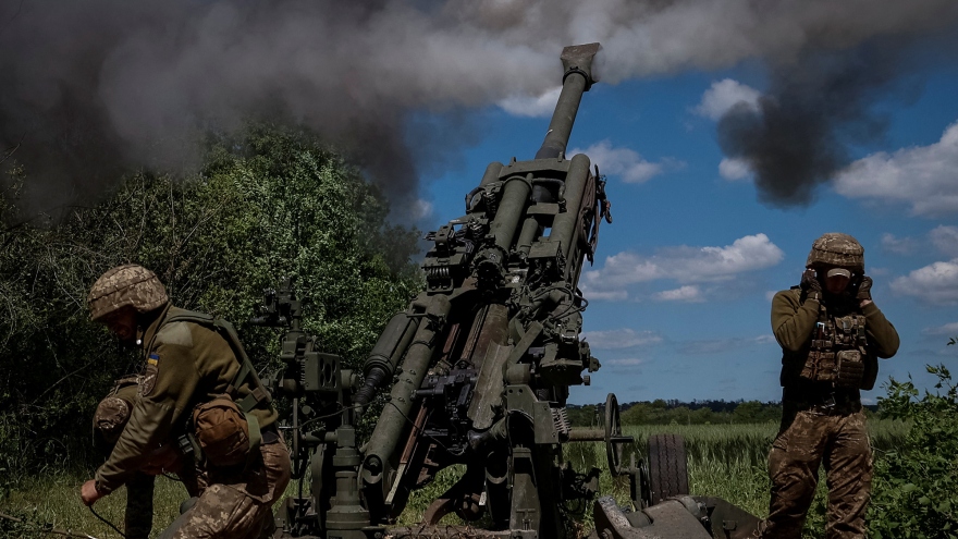 Khoảnh khắc tên lửa Nga phá hủy kho chứa lựu pháo M777 của Ukraine