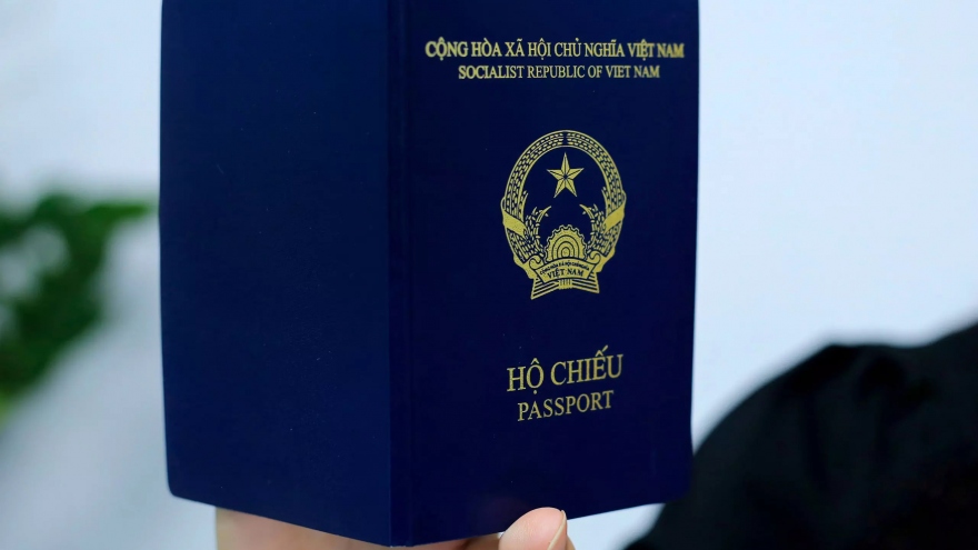 ĐSQ Việt Nam tại Đức đang phối hợp giải quyết vấn đề liên quan hộ chiếu mới