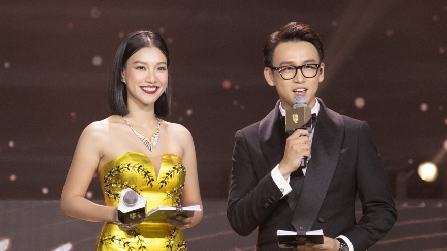 Hoàng Oanh khoe vai trần gợi cảm khi làm MC chung kết Hoa hậu các dân tộc