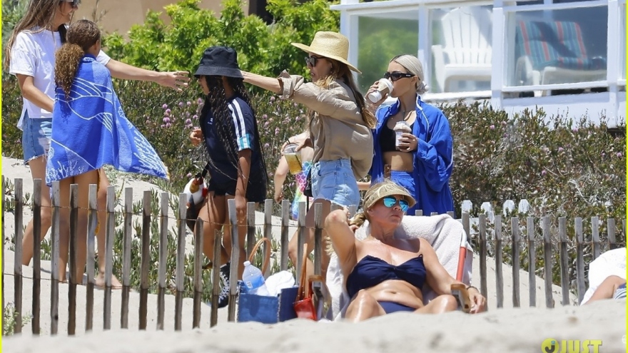 Kim Kardashian mặc bra gợi cảm vui chơi cùng bạn bè trên bãi biển