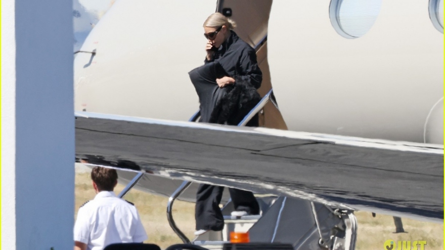 Kim Kardashian gầy gò bước xuống từ máy bay sau chuyến đến Úc thăm tình trẻ