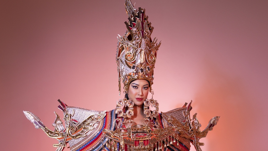 Trang phục dân tộc của Á hậu Kim Duyên tại Miss Supranational 2022 nặng 30kg