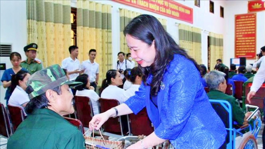Phó Chủ tịch nước Võ Thị Ánh Xuân tặng quà thương bệnh binh tại Nghệ An
