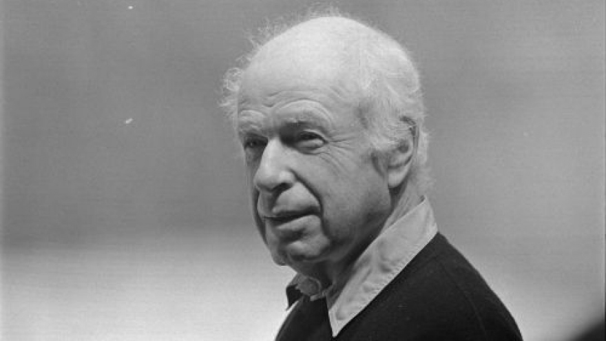 Nhà soạn kịch vĩ đại của thế kỷ 20 qua đời ở tuổi 97