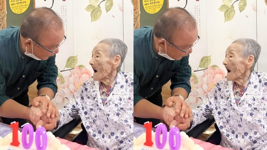 HLV Park Hang Seo mừng sinh nhật mẹ 100 tuổi