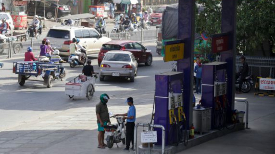 Giá xăng, dầu tăng ảnh hưởng tiêu cực tới đời sống người dân Campuchia