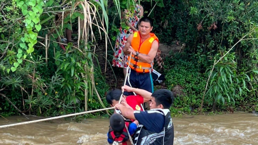Cứu 6 người mắc kẹt do nước suối dâng cao tại Đà Nẵng