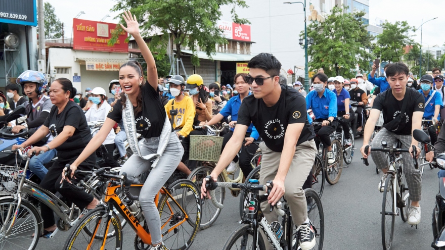 Hoa hậu Ngọc Châu diễu hành bằng xe đạp tại quê nhà Tây Ninh