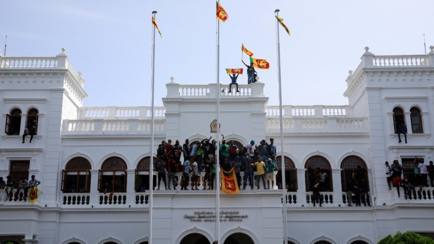 Người biểu tình Sri Lanka phá văn phòng thủ tướng