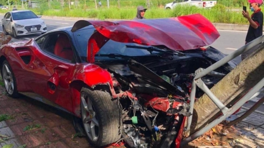 Hà Nội: Siêu xe Ferrari lao lên vỉa hè, tông đổ cây xanh