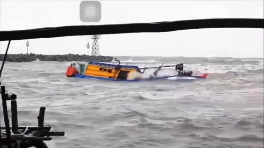 Tàu cá bị lật ở Kiên Giang khiến 2 người mất tích