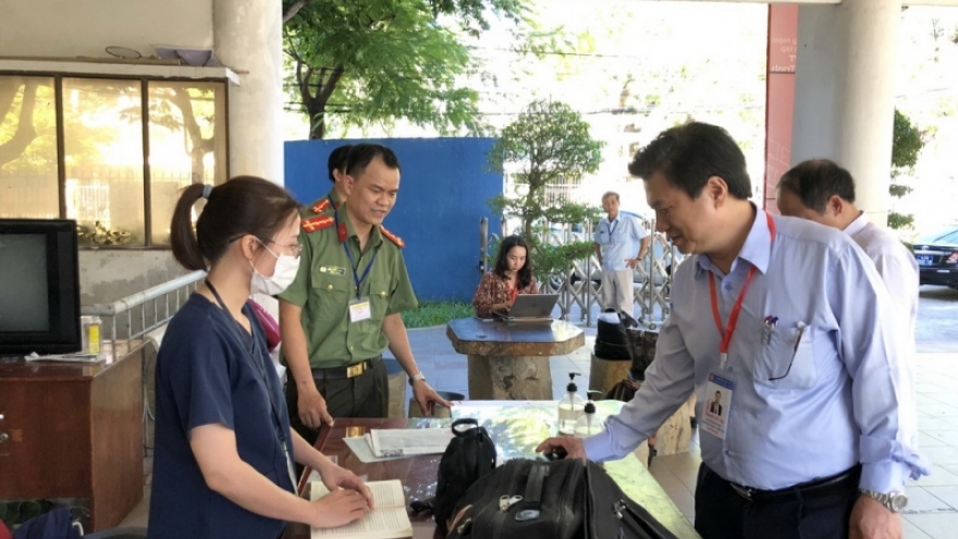 Thứ trưởng Bộ GD-ĐT kiểm tra chấm thi tốt nghiệp THPT 2022 tại Đà Nẵng