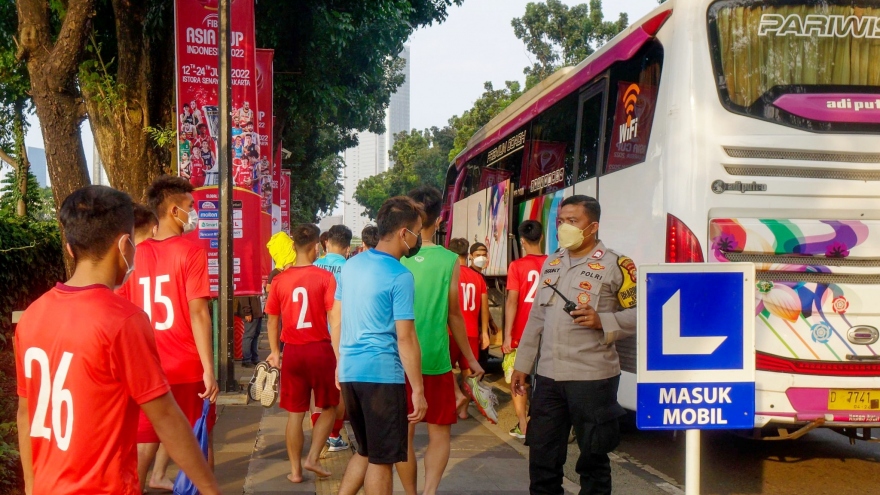 U19 Việt Nam được lực lượng an ninh hộ tống đến sân tập ở Indonesia