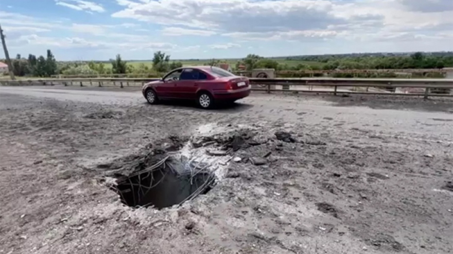Cây cầu chủ chốt ở Kherson hư hại nghiêm trọng sau khi bị Ukraine dội tên lửa