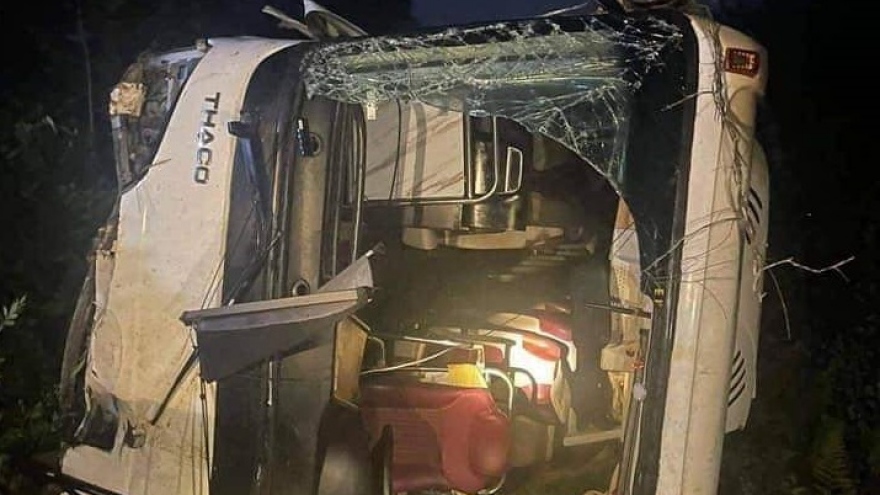 Xe chở khách du lịch lao xuống vực khiến 3 người tử vong ở Phú Thọ