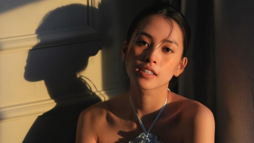 Hoa hậu Tiểu Vy để mặt mộc đẹp tựa nàng thơ trong loạt ảnh đời thường
