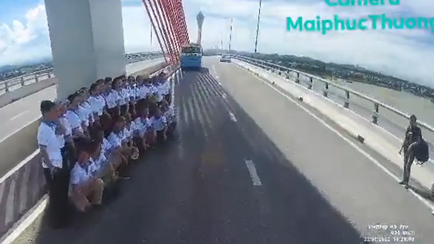 Xe tải suýt tông đoàn người dừng chụp ảnh trên cầu Cửa Hội