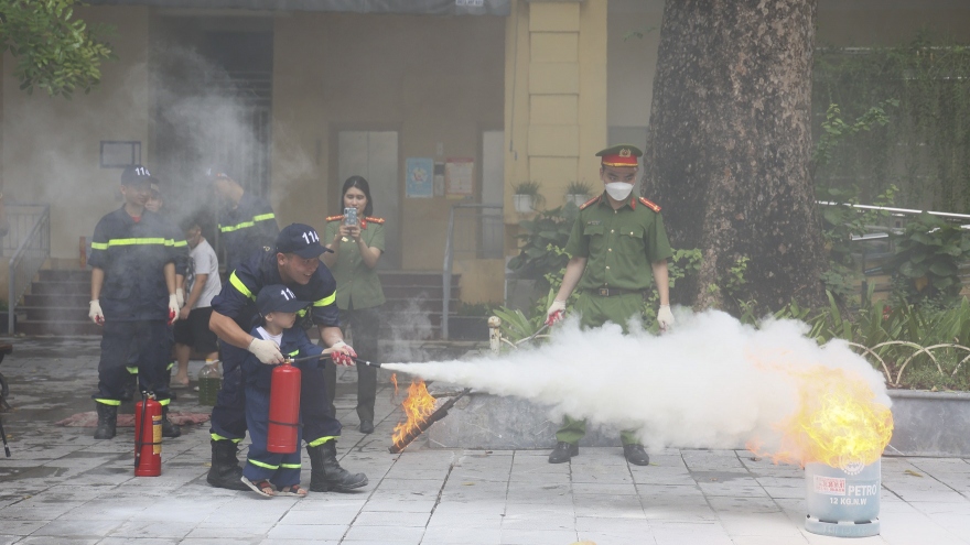 Một ngày làm lính cứu hỏa của trẻ em Hà Nội