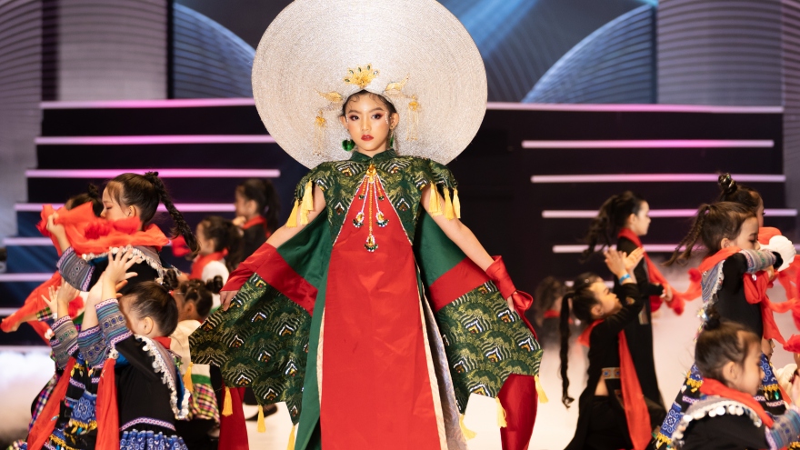 Mẫu nhí Quỳnh Vy tỏa sáng trong trang phục mang hơi thở dân ca Nam Bộ