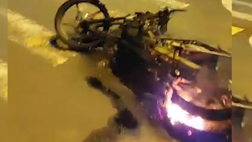 Nóng 24h: Hai nhóm thanh niên hỗn chiến, đốt xe máy giữa đường