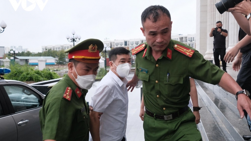 Dẫn giải cựu Trưởng Công an quận Tây Hồ Phùng Anh Lê ra hầu tòa