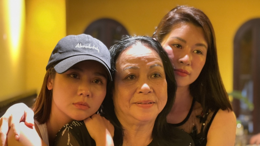 Phan Minh Huyền rưng rưng, cùng gia đình "Thương ngày nắng về" xem tập kết phim
