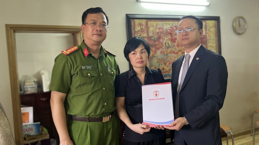 Trao tặng sổ tiết kiệm cho gia đình 3 liệt sỹ Cảnh sát PCCC ở Hà Nội