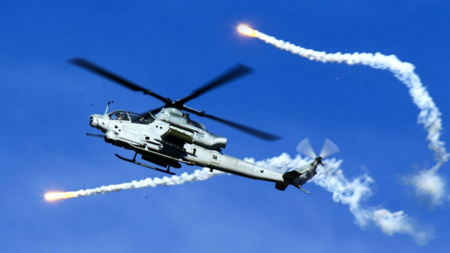 “Siêu rắn độc” AH-1Z Viper trút “mưa” đạn, phóng tên lửa vào mục tiêu