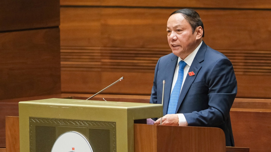 Đại biểu Quốc hội chất vấn Bộ trưởng Bộ VH-TT-DL Nguyễn Văn Hùng