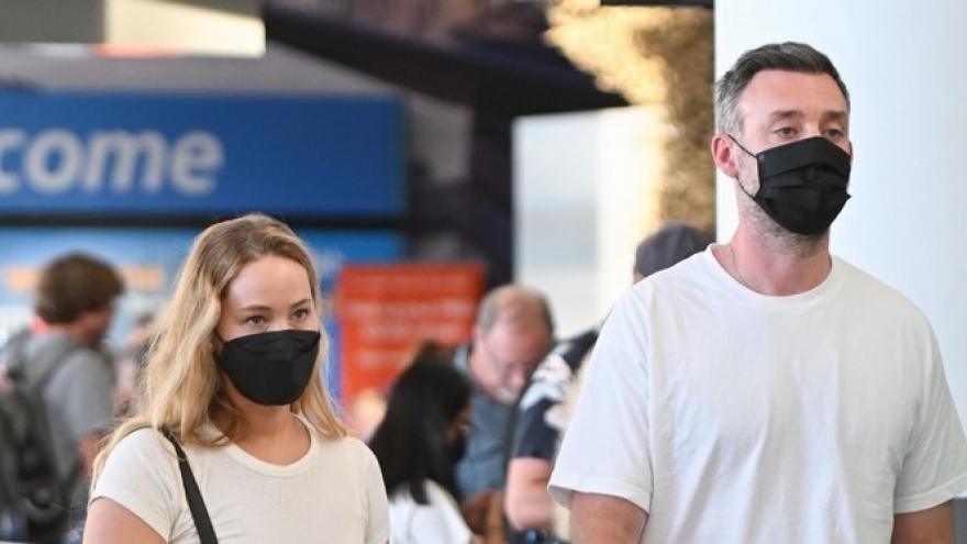 Vợ chồng Jennifer Lawrence lên đồ đồng điệu tái xuất ở sân bay 