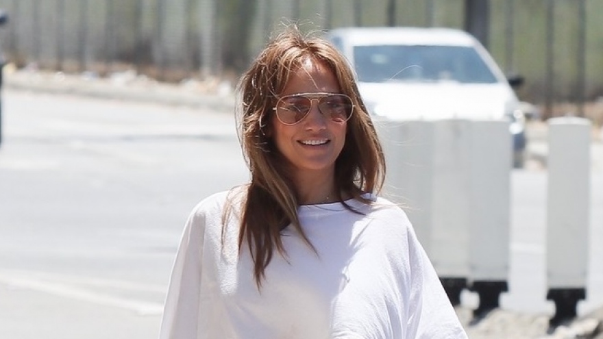 Jennifer Lopez để mặt mộc đến phòng thu sau khi kết hôn lần 4