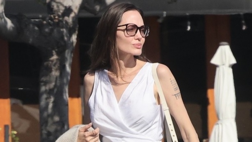 Angelina Jolie diện đồ hiệu, để mặt mộc xinh đẹp đi mua sắm cùng con trai