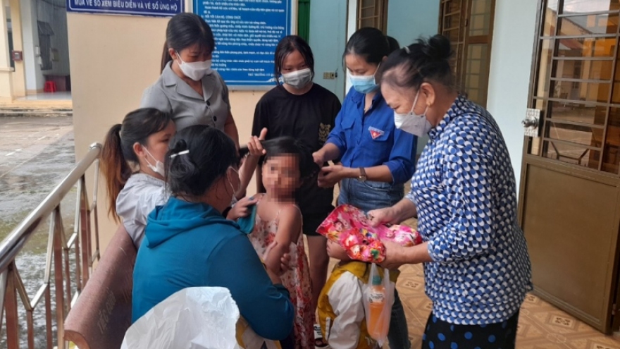 Bé gái 7 tuổi ở Bình Phước bị cha dượng bạo hành đã xuất viện, về quê 